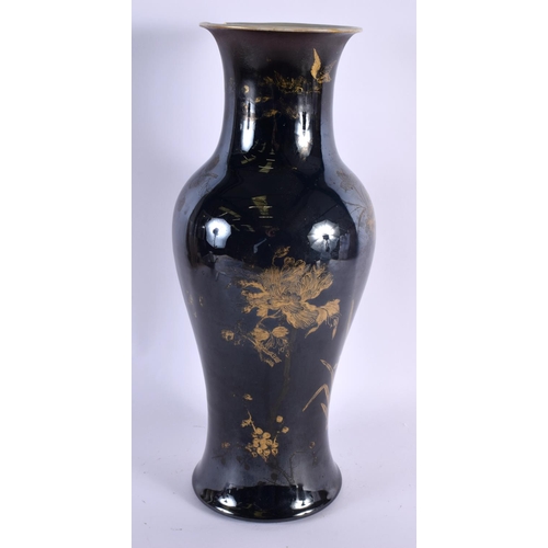 2026 - A LARGE 19TH CENTURY CHINESE FAMILLE NOIRE PORCELAIN VASE bearing Kangxi marks to base, painted in g... 