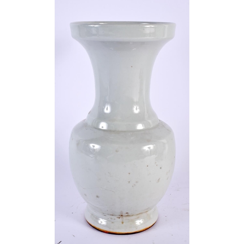 2036 - A CHINESE FAMILLE VERTE PORCELAIN VASE 20th Century. 22 cm x 12 cm.