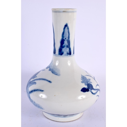 2039 - A CHINESE BLUE AND WHITE PORCELAIN VASE 20th Century. 22 cm x 14 cm.