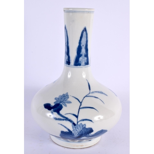 2039 - A CHINESE BLUE AND WHITE PORCELAIN VASE 20th Century. 22 cm x 14 cm.