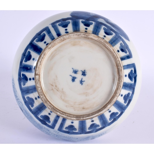 2039 - A CHINESE BLUE AND WHITE PORCELAIN VASE 20th Century. 22 cm x 14 cm.