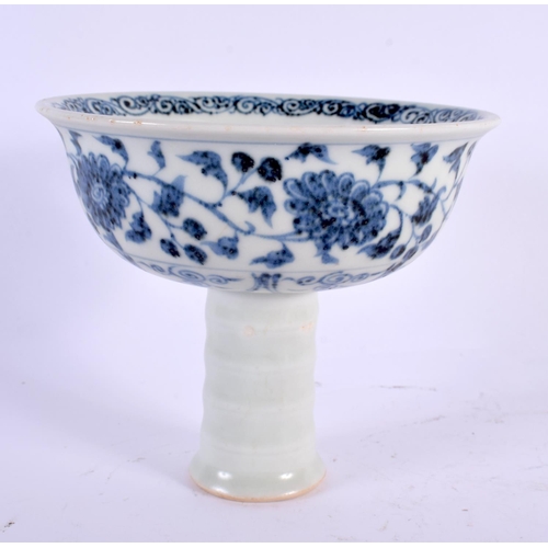 2044 - A CHINESE BLUE AND WHITE PORCELAIN STEM CUP 20th Century. 13 cm x 13 cm.