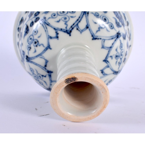 2044 - A CHINESE BLUE AND WHITE PORCELAIN STEM CUP 20th Century. 13 cm x 13 cm.