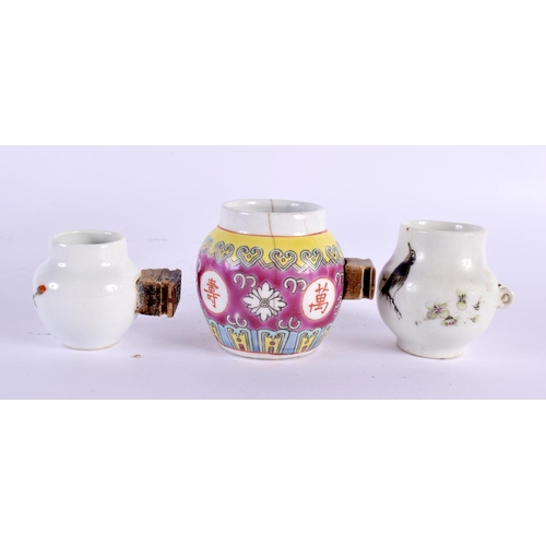 2054 - A 19TH CENTURY CHINESE FAMILLE ROSE PORCELAIN BIRD FEEDER together with others. Largest 6.5 cm wide.... 