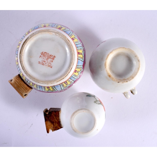 2054 - A 19TH CENTURY CHINESE FAMILLE ROSE PORCELAIN BIRD FEEDER together with others. Largest 6.5 cm wide.... 