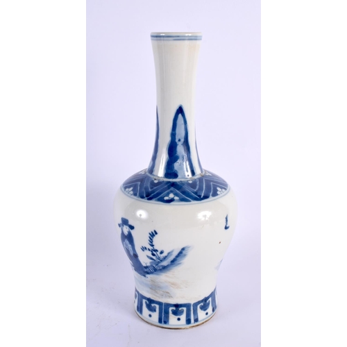 2055 - A LARGE CHINESE BLUE AND WHITE PORCELAIN VASE 20th Century. 25 cm high.