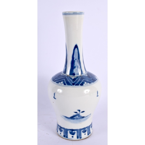 2055 - A LARGE CHINESE BLUE AND WHITE PORCELAIN VASE 20th Century. 25 cm high.