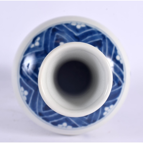 2055 - A LARGE CHINESE BLUE AND WHITE PORCELAIN VASE 20th Century. 25 cm high.