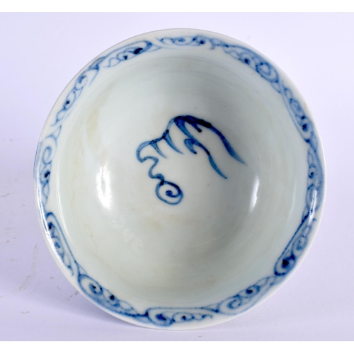 2058 - A CHINESE BLUE AND WHITE STEM CUP 20th Century. 9 cm x 9 cm.