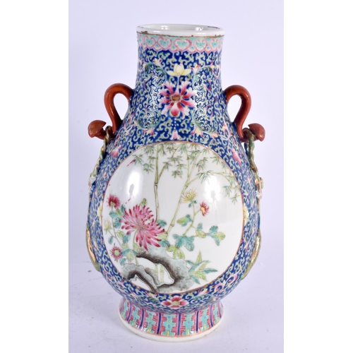 2064 - AN EARLY 20TH CENTURY CHINESE FAMILLE ROSE PORCELAIN VASE Late Qing/Republic. 25 cm x 12 cm.