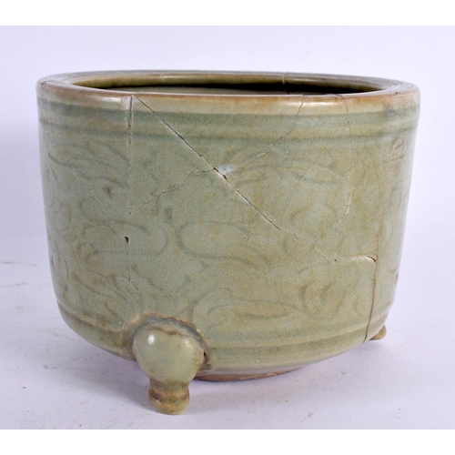 2070 - A 16TH/17TH CENTURY CHINESE CELADON LONGQUAN CENSER Ming. 13 cm diameter.