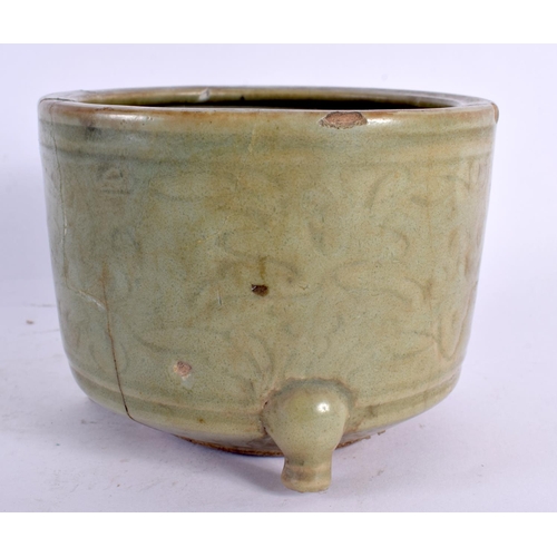 2070 - A 16TH/17TH CENTURY CHINESE CELADON LONGQUAN CENSER Ming. 13 cm diameter.