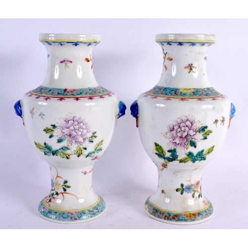 2080 - A PAIR OF EARLY 20TH CENTURY CHINESE FAMILLE ROSE PORCELAIN VASES Late Qing/Republic. 23.5 cm high.