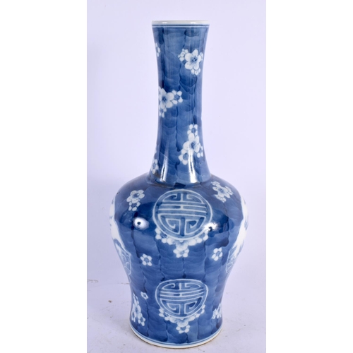 2088 - A CHINESE BLUE AND WHITE PORCELAIN VASE 20th Century. 26 cm high.