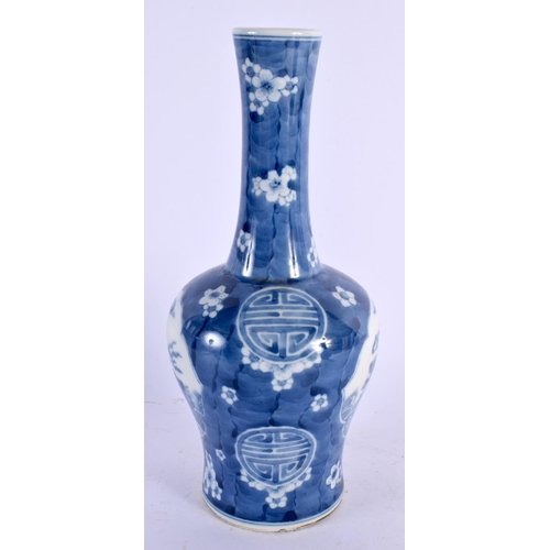 2088 - A CHINESE BLUE AND WHITE PORCELAIN VASE 20th Century. 26 cm high.