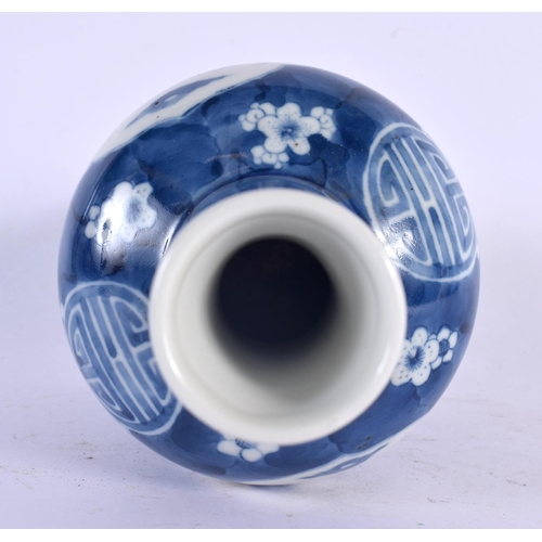 2088 - A CHINESE BLUE AND WHITE PORCELAIN VASE 20th Century. 26 cm high.