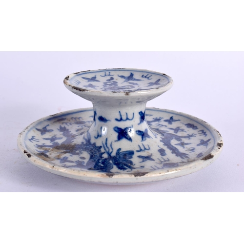 2091 - A CHINESE BLUE AND WHITE PORCELAIN STAND 20th Century. 10 cm diameter.