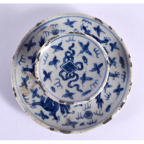 2091 - A CHINESE BLUE AND WHITE PORCELAIN STAND 20th Century. 10 cm diameter.