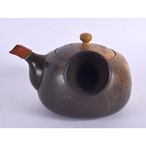 2112 - AN UNUSUAL CHINESE IMITATION AGATE YIXING POTTERY TEAPOT AND COVER 20th Century. 13 cm wide.