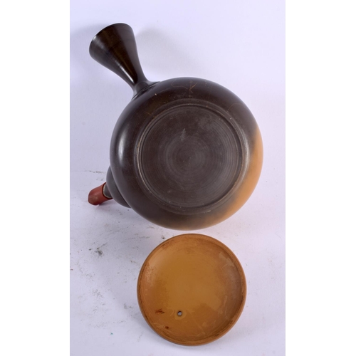 2112 - AN UNUSUAL CHINESE IMITATION AGATE YIXING POTTERY TEAPOT AND COVER 20th Century. 13 cm wide.