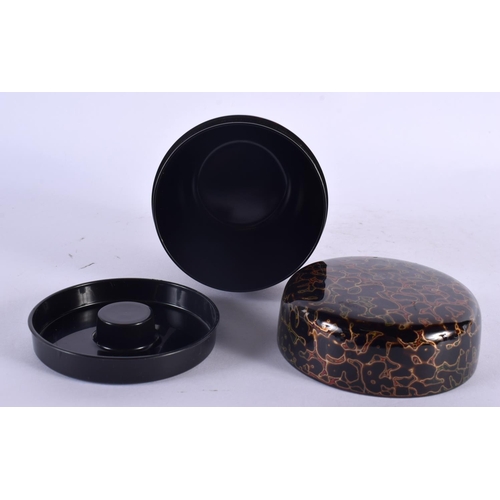 2129 - A JAPANESE IMITATION SEAWEED AGATE LACQUER BOX AND COVER in the manner of Zohiko. 11 cm x 8 cm.