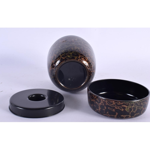 2129 - A JAPANESE IMITATION SEAWEED AGATE LACQUER BOX AND COVER in the manner of Zohiko. 11 cm x 8 cm.