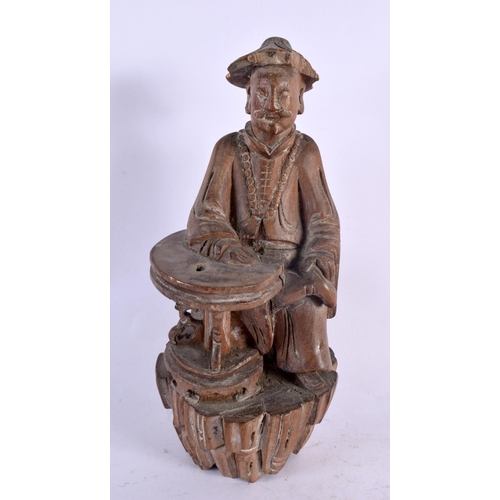 2184 - A 17TH/18TH CENTURY CHINESE CARVED WOOD FIGURE OF A SCHOLAR Ming/Qing, together with smaller similar... 