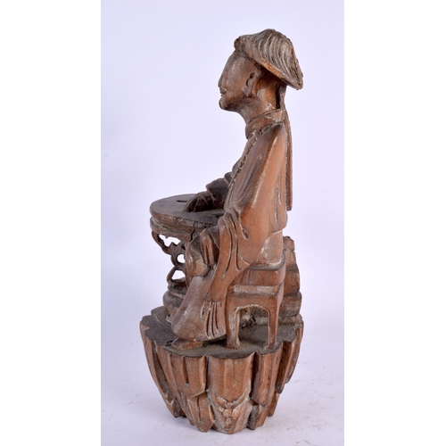 2184 - A 17TH/18TH CENTURY CHINESE CARVED WOOD FIGURE OF A SCHOLAR Ming/Qing, together with smaller similar... 