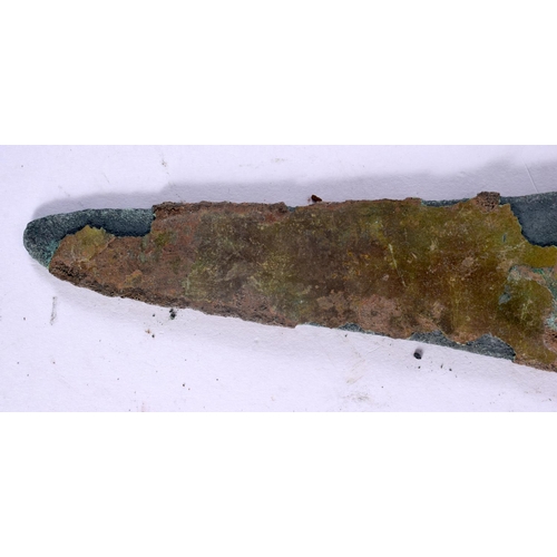 2198 - A CHINESE SONG DYNASTY STYLE BRONZE DAGGER Liangzhu Dynasty style. 23 cm wide.