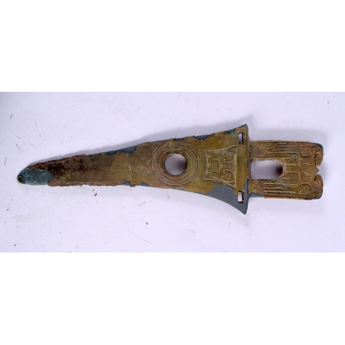 2198 - A CHINESE SONG DYNASTY STYLE BRONZE DAGGER Liangzhu Dynasty style. 23 cm wide.