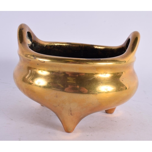 2199 - AN 18TH/19TH CENTURY CHINESE TWIN HANDLED BRONZE CENSER bearing Xuande marks to base. 981 grams. 11 ... 