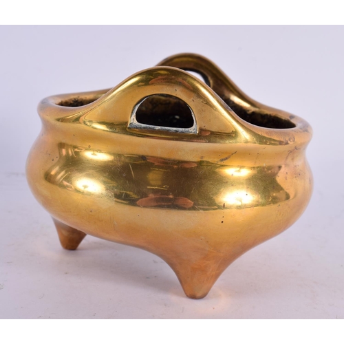 2199 - AN 18TH/19TH CENTURY CHINESE TWIN HANDLED BRONZE CENSER bearing Xuande marks to base. 981 grams. 11 ... 