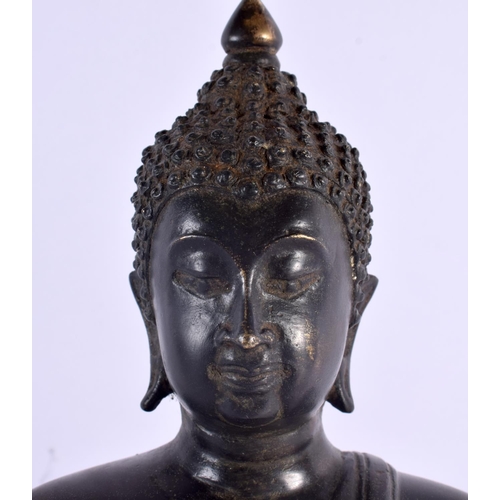 2205 - AN 18TH/19TH CENTURY THAI BRONZE FIGURE OF SUKOTHAI modelled upon a lotus capped base. 30 cm x 15 cm... 