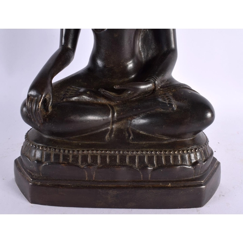 2205 - AN 18TH/19TH CENTURY THAI BRONZE FIGURE OF SUKOTHAI modelled upon a lotus capped base. 30 cm x 15 cm... 