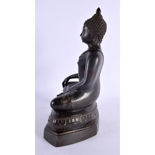 2205 - AN 18TH/19TH CENTURY THAI BRONZE FIGURE OF SUKOTHAI modelled upon a lotus capped base. 30 cm x 15 cm... 