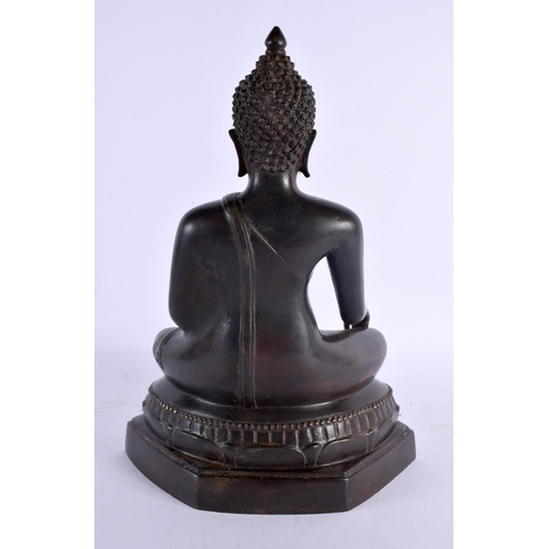 2205 - AN 18TH/19TH CENTURY THAI BRONZE FIGURE OF SUKOTHAI modelled upon a lotus capped base. 30 cm x 15 cm... 