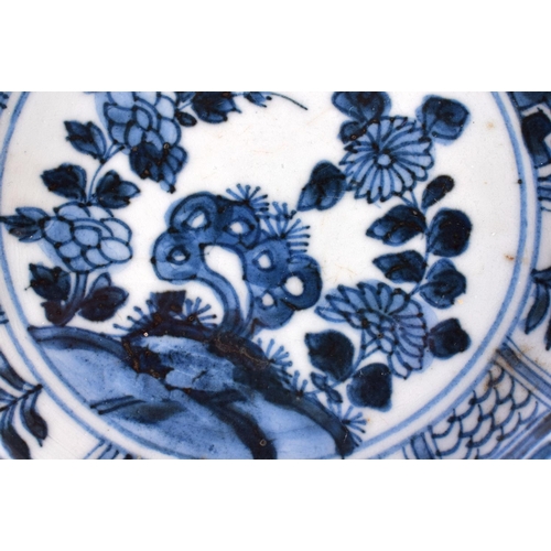 2209 - A  17TH/18TH CENTURY CHINESE KRAAK PORCELAIN PLATE Ming/Qing. 15 cm wide.