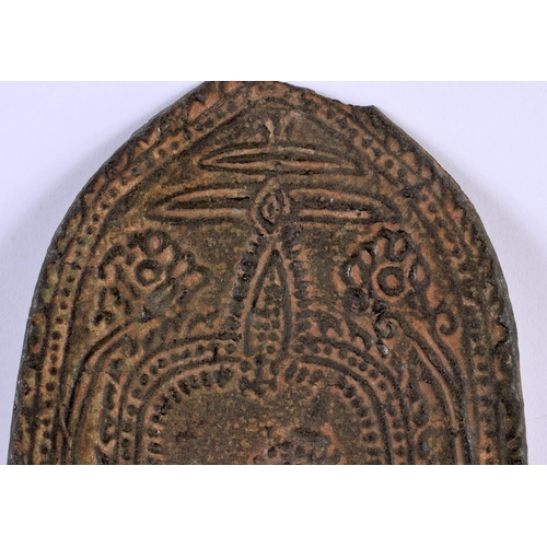 2232 - A 19TH CENTURY THAI SOUTH EAST ASIAN BRONZE PLAQUE depicting a buddha. 28 cm x 12 cm.