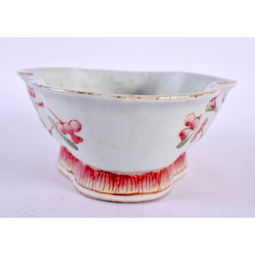 2243 - AN EARLY 20TH CENTURY CHINESE FAMILLE ROSE LOBED PORCELAIN DISH Late Qing/Republic. 18 cm x 13 cm.