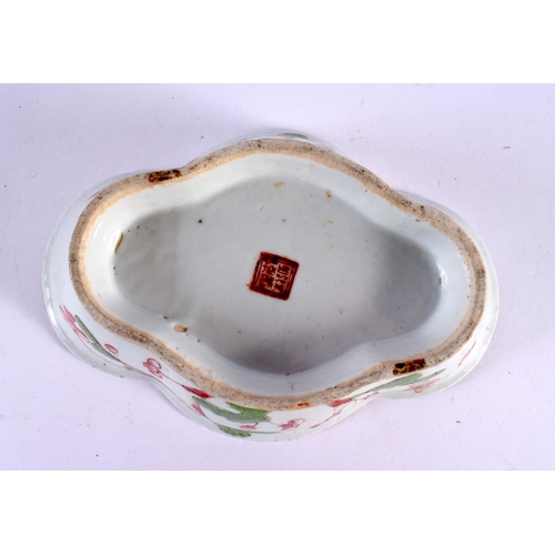 2243 - AN EARLY 20TH CENTURY CHINESE FAMILLE ROSE LOBED PORCELAIN DISH Late Qing/Republic. 18 cm x 13 cm.