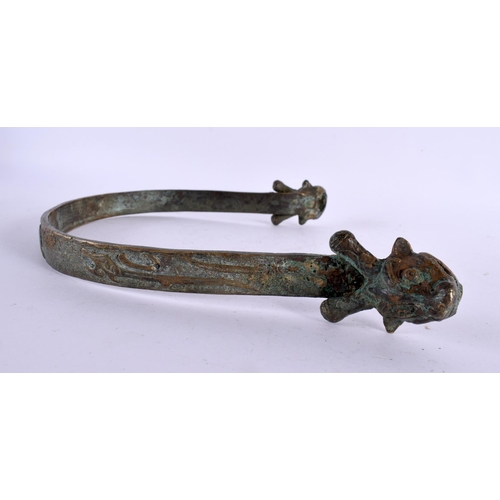 2256 - A 17TH/18TH CENTURY CHINESE BRONZE HANDLE Kangxi/Yongzheng. 22 cm x 20 cm.