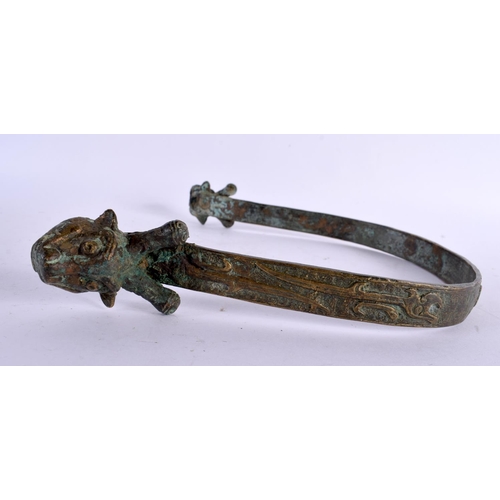 2256 - A 17TH/18TH CENTURY CHINESE BRONZE HANDLE Kangxi/Yongzheng. 22 cm x 20 cm.