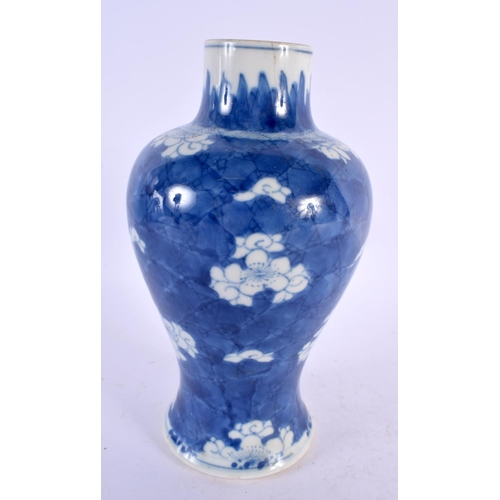 2272 - A 17TH/18TH CENTURY CHINESE BLUE AND WHITE PORCELAIN VASE Kangxi/Yongzheng. 18 cm high.