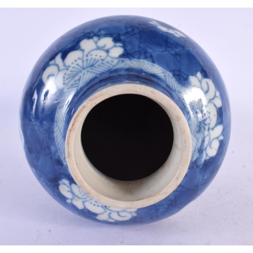 2272 - A 17TH/18TH CENTURY CHINESE BLUE AND WHITE PORCELAIN VASE Kangxi/Yongzheng. 18 cm high.