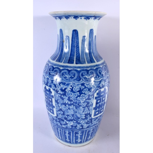 2305 - A LARGE 19TH CENTURY CHINESE BLUE AND WHITE PORCELAIN VASE Qing. 42 cm x 18 cm.