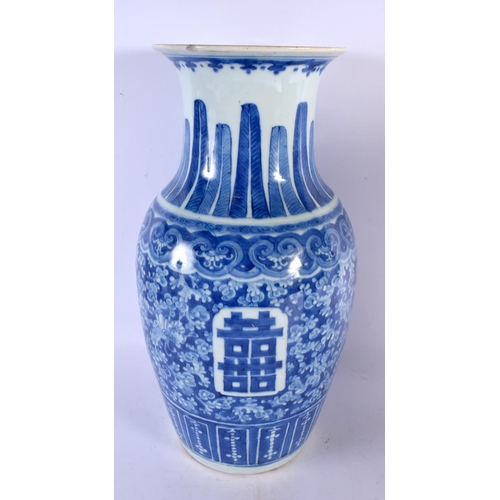 2305 - A LARGE 19TH CENTURY CHINESE BLUE AND WHITE PORCELAIN VASE Qing. 42 cm x 18 cm.