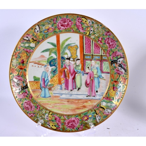 2316 - A PAIR OF 19TH CENTURY CHINESE CANTON FAMILLE ROSE PLATES Qing. 25 cm diameter.