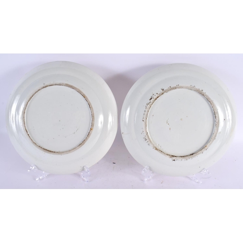 2316 - A PAIR OF 19TH CENTURY CHINESE CANTON FAMILLE ROSE PLATES Qing. 25 cm diameter.