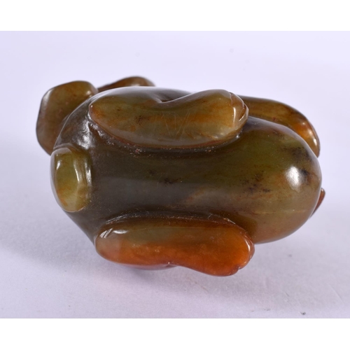 2325 - A CHINESE CARVED GREEN JADE BEAR 20th Century. 5.5 cm x 5.5 cm.