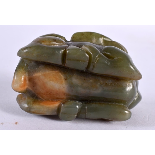 2346 - A CHINESE CARVED GREEN JADE BEAST 20th Century. 7 cm x 3.75 cm.